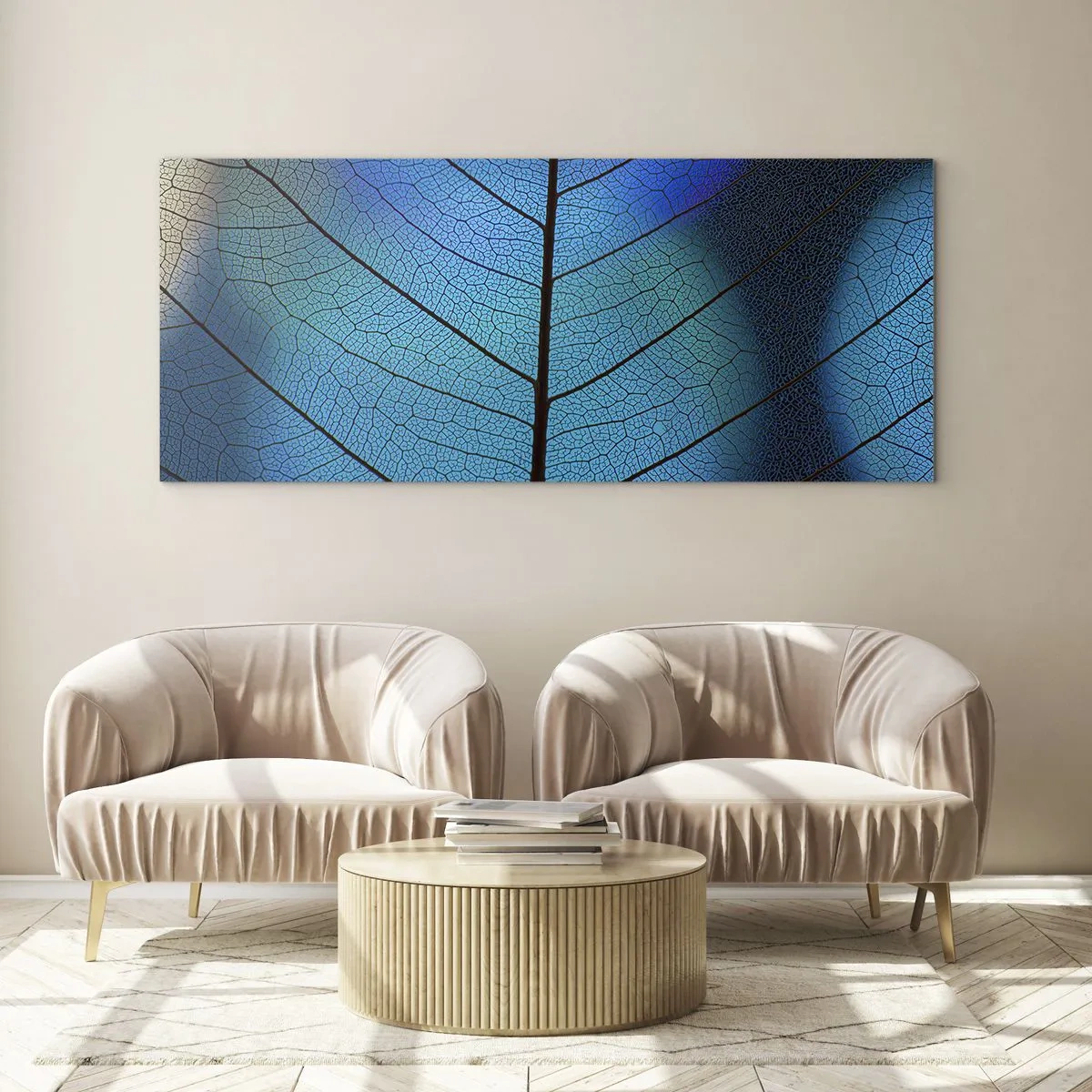 Glasbild - Bild auf glas - Nahaufnahme eines blauen Blattes mit sichtbaren Blattadern - 160x50cm - Komplizierte Konstruktion - Moderne Wanddekoration für Wohnzimmer und Schlafzimmer ARTTOR