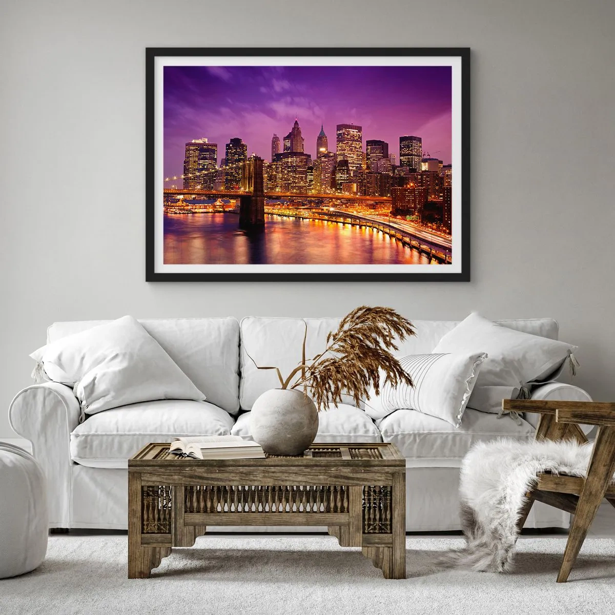 Poster in einem schwarzem Rahmen - Panorama der Stadt mit der Brücke im Abendlicht vor dem violetten Himmel - 100x70cm - Violett-goldenes Manhathann - Moderne Wanddekoration für Wohnzimmer und Schlafzimmer ARTTOR
