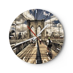 Wanduhr - Glasuhr - Brooklyn Bridge mit Menschen und einem Radfahrer vor der Stadtkulisse - 30x30cm - Direkt ins Herz der Stadt - Moderne Wanddekoration für Wohnzimmer, Küche und Schlafzimmer ARTTOR