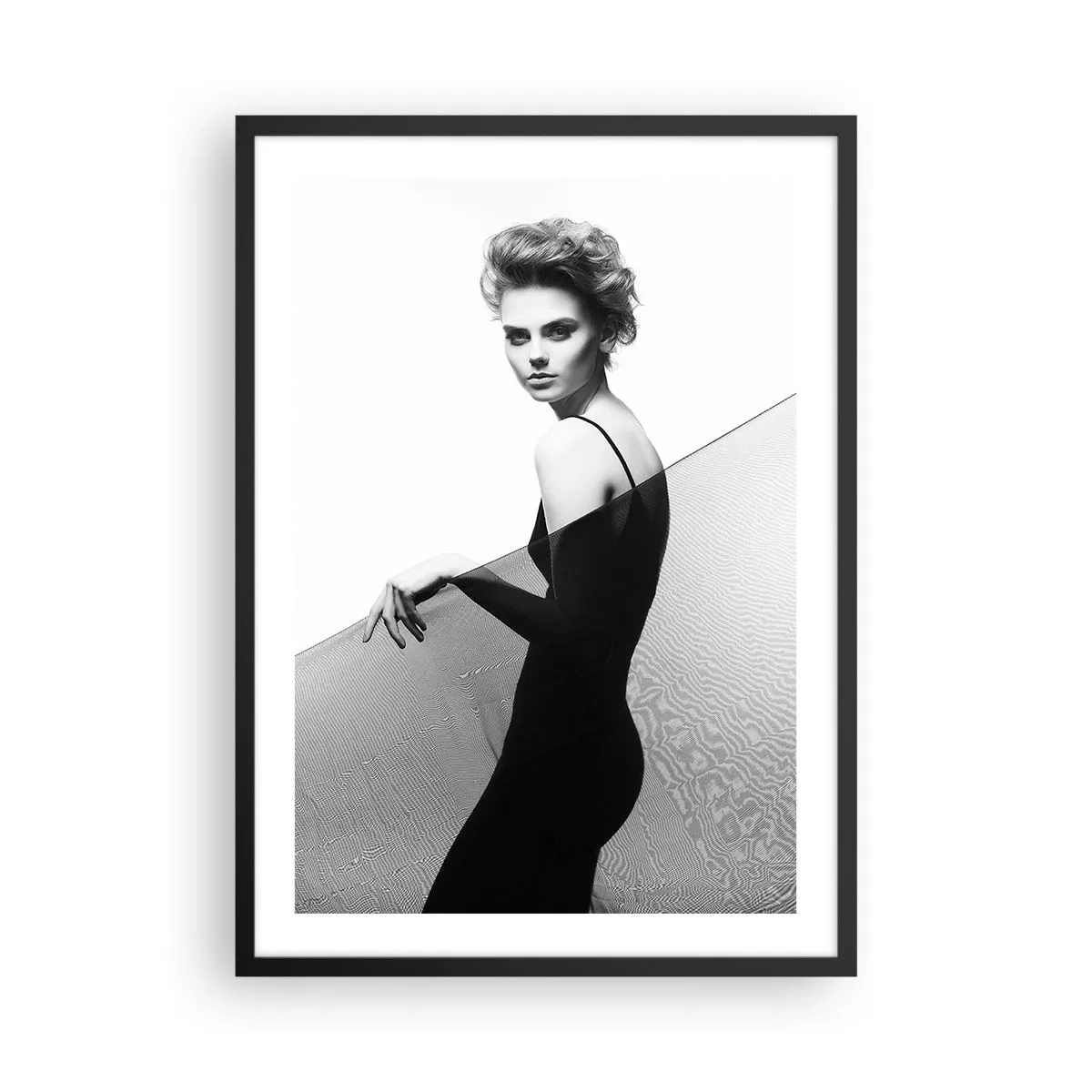 Poster in einem schwarzem Rahmen - Eine Frau in einem schwarzen Kleid vor einer Wüstenlandschaft - 50x70cm - Magnetischer Blick - Moderne Wanddekoration für Wohnzimmer und Schlafzimmer ARTTOR