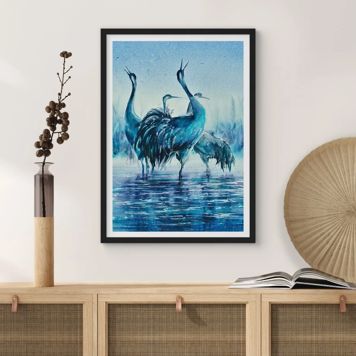 Poster in einem schwarzem Rahmen - Ein stimmungsvolles Bild von Kranichen in einer blauen Wasserlandschaft - 50x70cm - Morgentliches Treffen - Moderne Wanddekoration für Wohnzimmer und Schlafzimmer ARTTOR