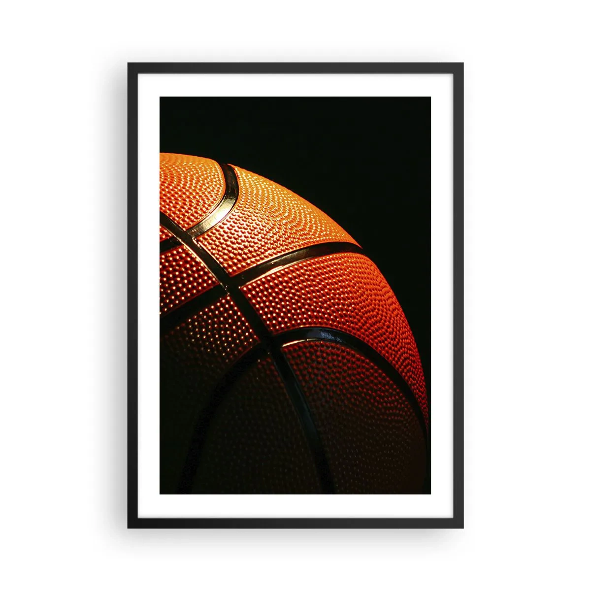 Poster in einem schwarzem Rahmen - Nahaufnahme eines Basketballs im Rampenlicht - 50x70cm - Schön wie ein Planet - Moderne Wanddekoration für Wohnzimmer und Schlafzimmer ARTTOR