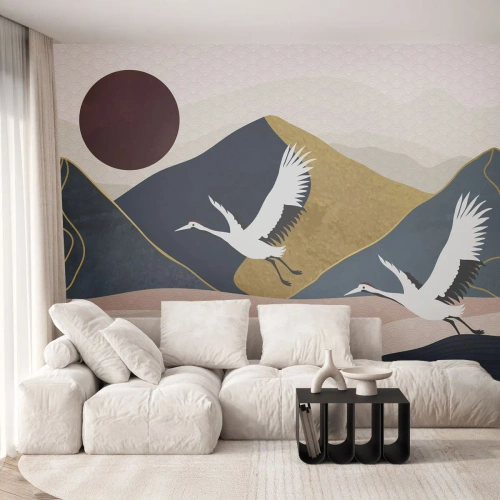 Fototapete Premium Sand - Stilisierte Kraniche vor der Kulisse von Bergen und einer roten Sonne - 100x70cm - Es ist wieder ein Tag VERFLOGEN - Moderne Wanddekoration für Wohnzimmer und Schlafzimmer ARTTOR