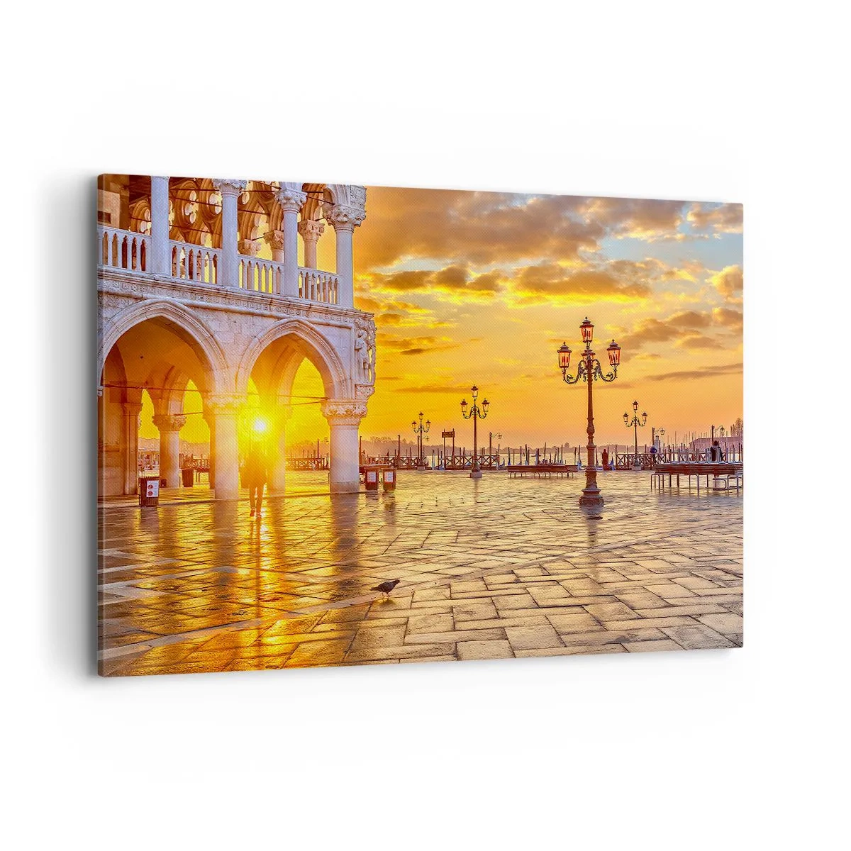 Bild auf Leinwand - Leinwandbild - Goldener Sonnenuntergang auf dem Stadtplatz mit Arkaden und Lampen - 100x70cm - Wo sind alle? - Moderne Wanddekoration für Wohnzimmer und Schlafzimmer ARTTOR