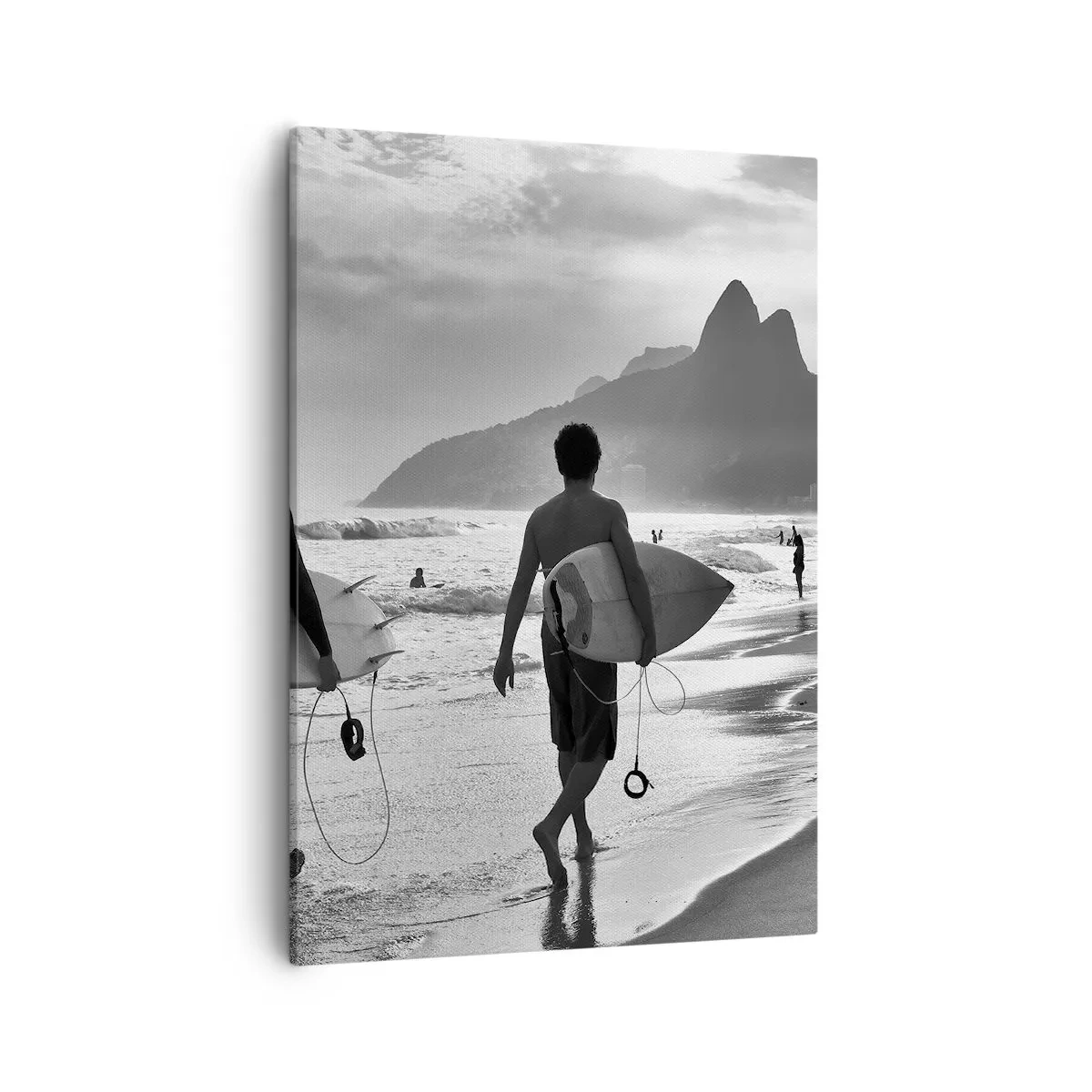Bild auf Leinwand - Leinwandbild - Zwei Surfer laufen mit ihren schwarz-weißen Brettern am Strand entlang. - 50x70cm - Single-Wave-Samba - Moderne Wanddekoration für Wohnzimmer und Schlafzimmer ARTTOR
