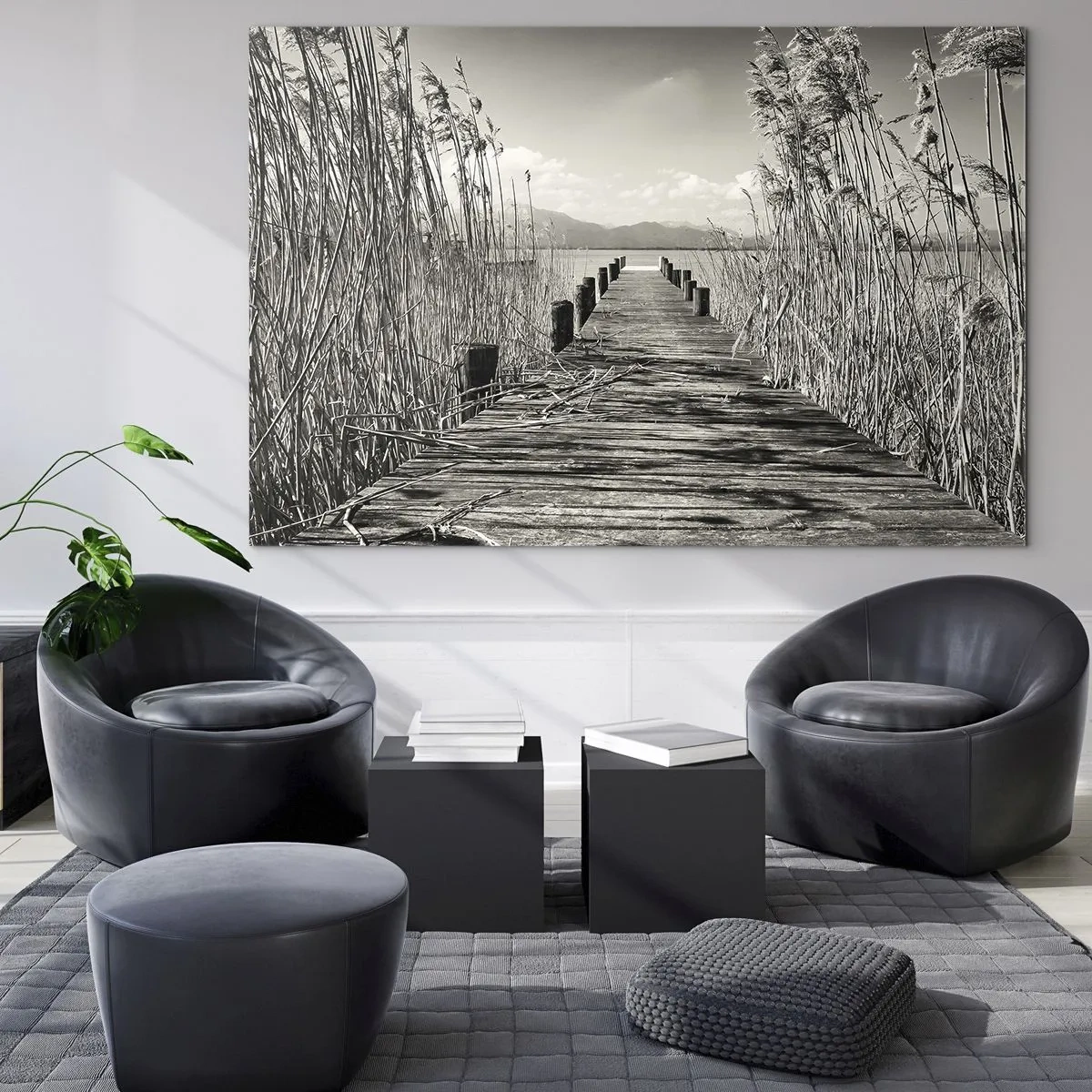 Glasbild - Bild auf glas - Eine Holzbrücke führt durch das Gras über einen ruhigen See. - 120x80cm - In der Stille des Grases - Moderne Wanddekoration für Wohnzimmer und Schlafzimmer ARTTOR