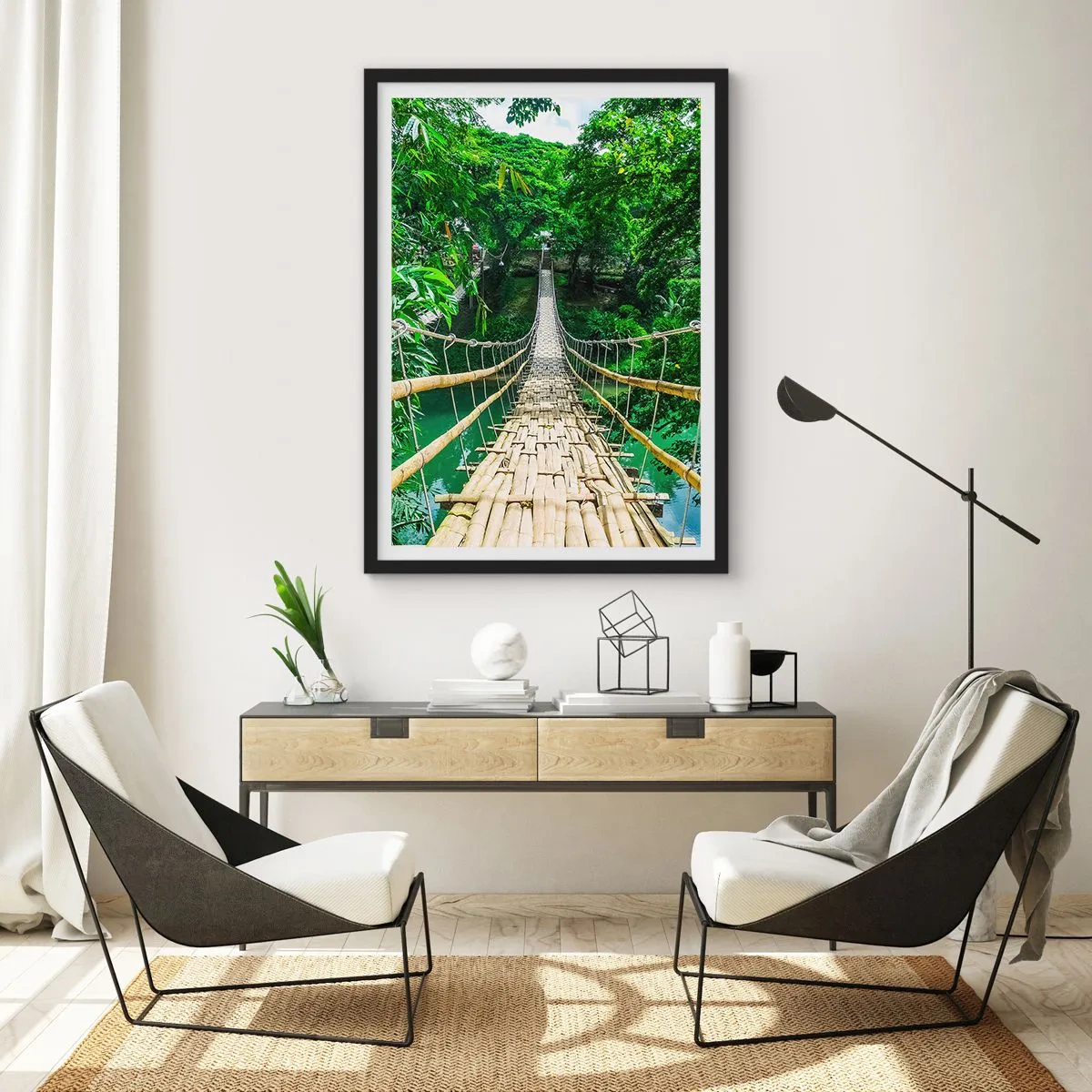 Poster in einem schwarzem Rahmen - Eine hängende Bambusbrücke, umgeben von tropischem Grün - 50x70cm - Monkey Bridge über das Grün - Moderne Wanddekoration für Wohnzimmer und Schlafzimmer ARTTOR