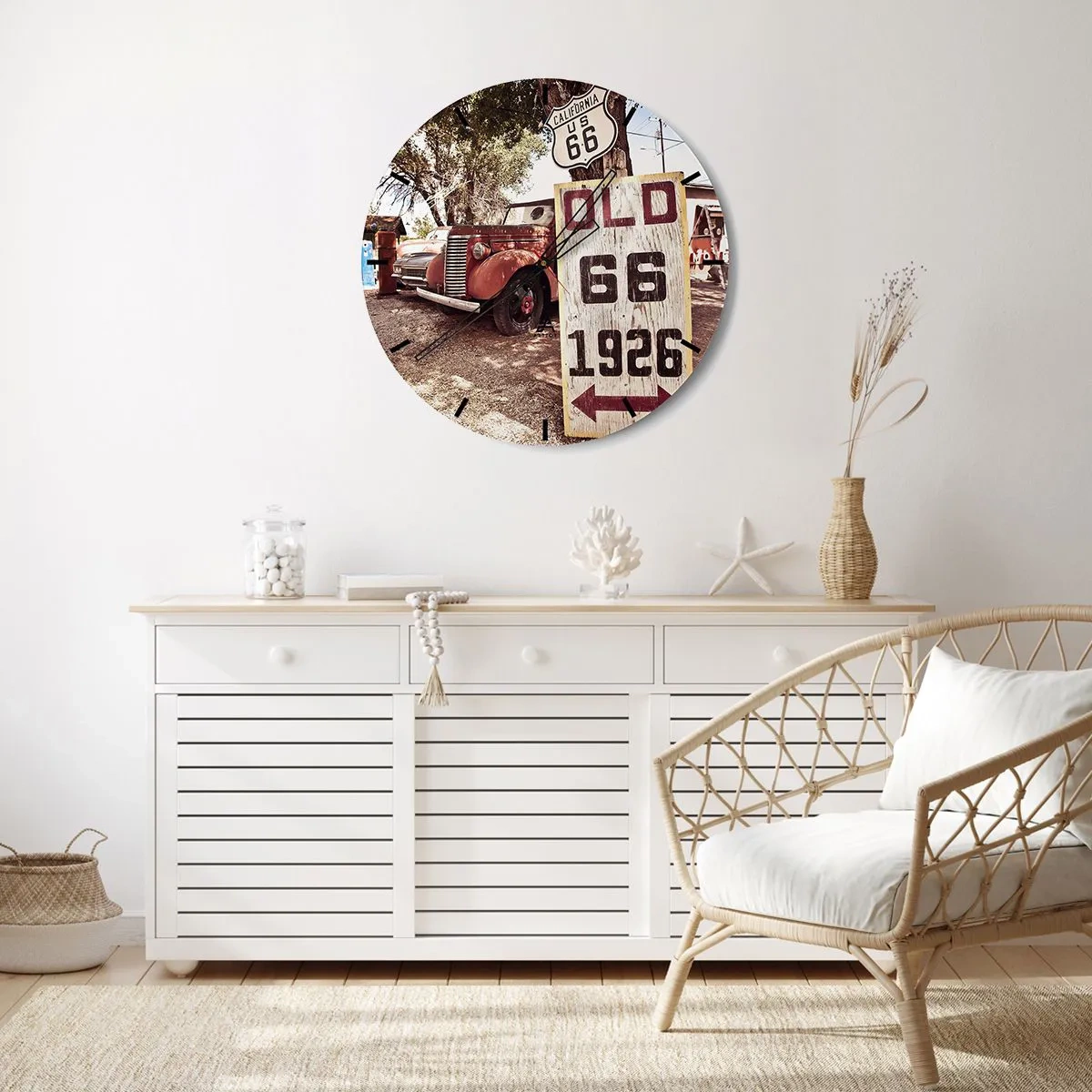 Wanduhr - Glasuhr - Ein Oldtimer vor einem Route 66-Schild und einer Holztafel. - 30x30cm - Die Legende der amerikanischen Provinz - Moderne Wanddekoration für Wohnzimmer, Küche und Schlafzimmer ARTTOR