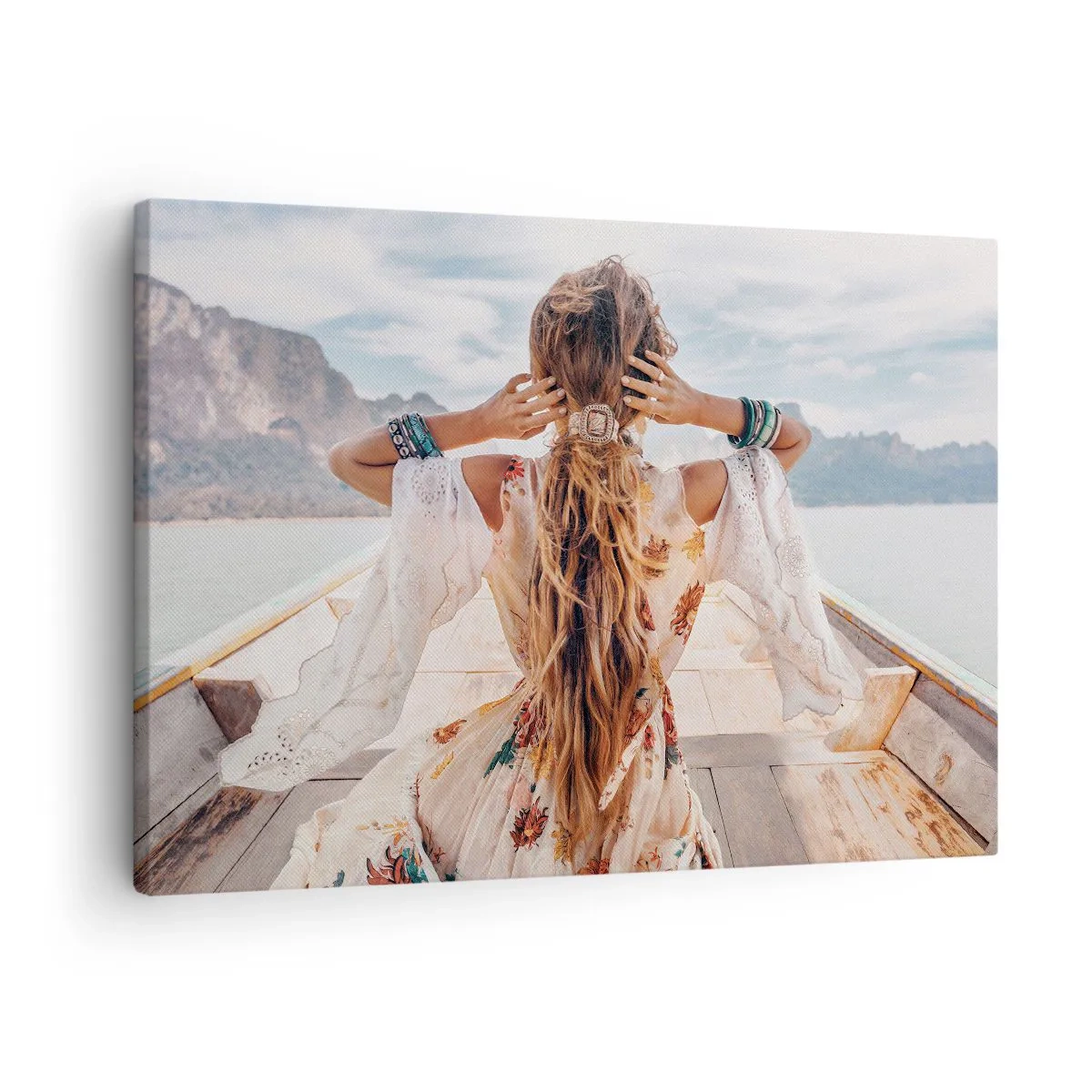 Bild auf Leinwand - Leinwandbild - Frau auf einem Boot mit Blick auf die Berge und das Wasser, Boho-Stil - 70x50cm - Auf dem Weg zum Glück - Moderne Wanddekoration für Wohnzimmer und Schlafzimmer ARTTOR