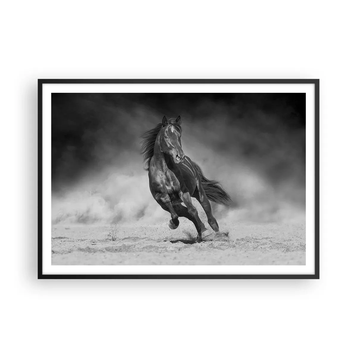 Poster in einem schwarzem Rahmen - Ein schwarz-weißes Pferd galoppiert über den Sand - 100x70cm - Würdig des Emirs selbst - Moderne Wanddekoration für Wohnzimmer und Schlafzimmer ARTTOR