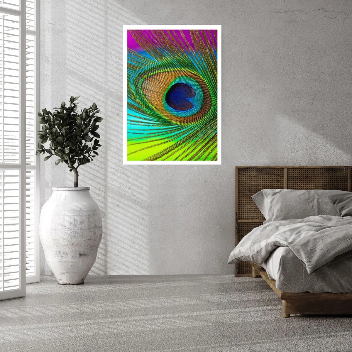Poster - Detail einer Pfauenfeder in intensiven Farben - 50x70cm - Auge in Auge - Moderne Wanddekoration für Wohnzimmer und Schlafzimmer ARTTOR