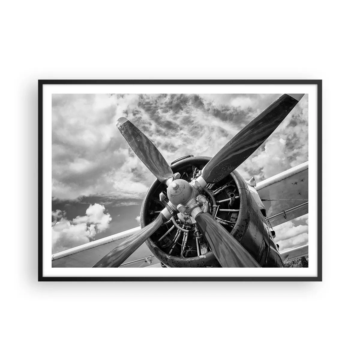 Poster in einem schwarzem Rahmen - Ein Schwarzweißfoto eines Flugzeugpropellers vor einem dynamischen Himmel. - 100x70cm - Eroberer der Lüfte - Moderne Wanddekoration für Wohnzimmer und Schlafzimmer ARTTOR