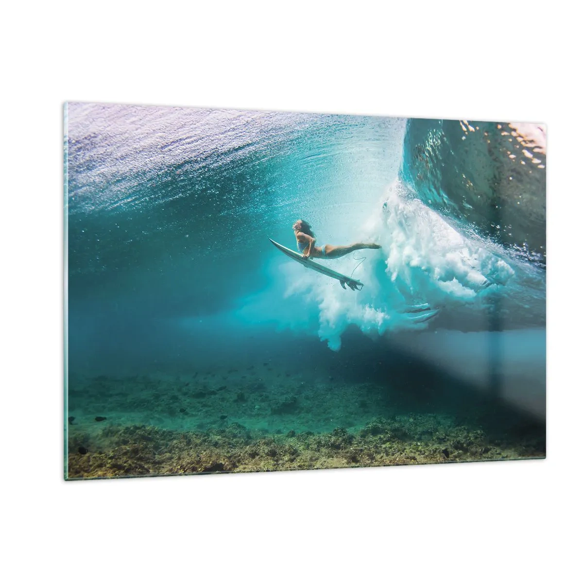 Glasbild - Bild auf glas - Surfer unter Wasser zwischen den Wellen mit einem Surfbrett - 120x80cm - Unterwasserwelt - Moderne Wanddekoration für Wohnzimmer und Schlafzimmer ARTTOR