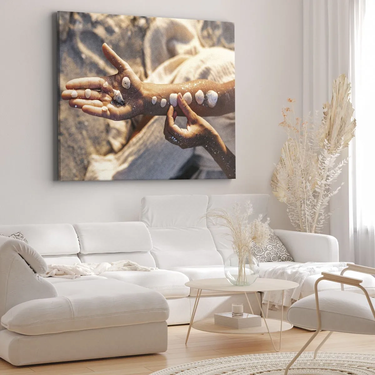 Bild auf Leinwand - Leinwandbild - Hände mit Muscheln auf dem Sandhintergrund angeordnet - 100x70cm - Schönheit an Ihren Fingerspitzen - Moderne Wanddekoration für Wohnzimmer und Schlafzimmer ARTTOR