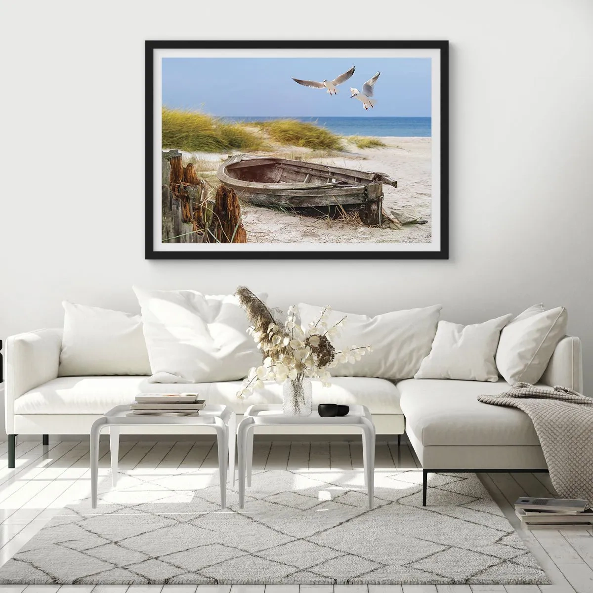 Poster in einem schwarzem Rahmen - Verlassenes Boot an einem Strand mit Möwen - 100x70cm - In Wind gebadet - Moderne Wanddekoration für Wohnzimmer und Schlafzimmer ARTTOR