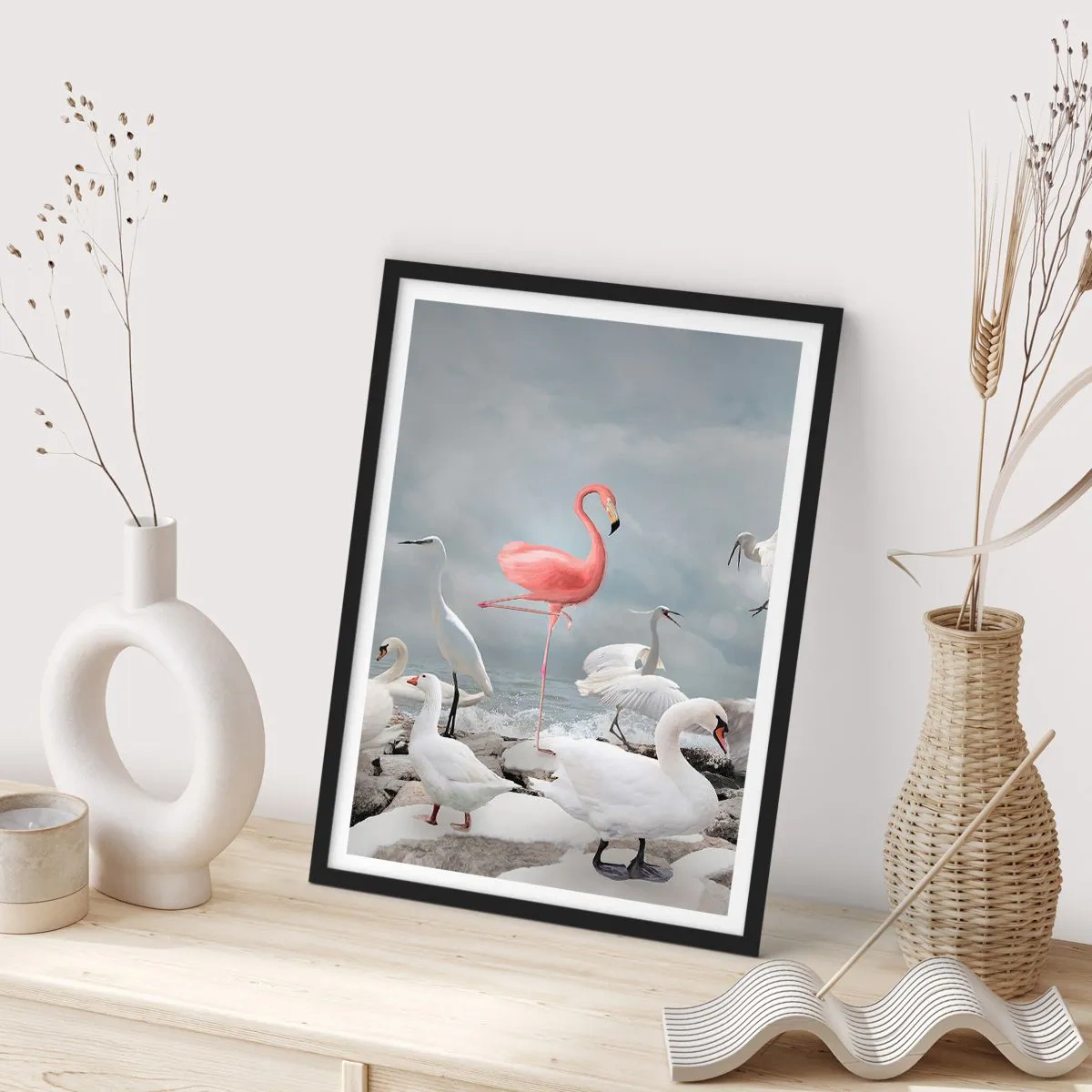 Poster in einem schwarzem Rahmen - Ein rosa Flamingo, umgeben von weißen Vögeln vor dem Himmel - 50x70cm - Wie kam ich hier hin? - Moderne Wanddekoration für Wohnzimmer und Schlafzimmer ARTTOR