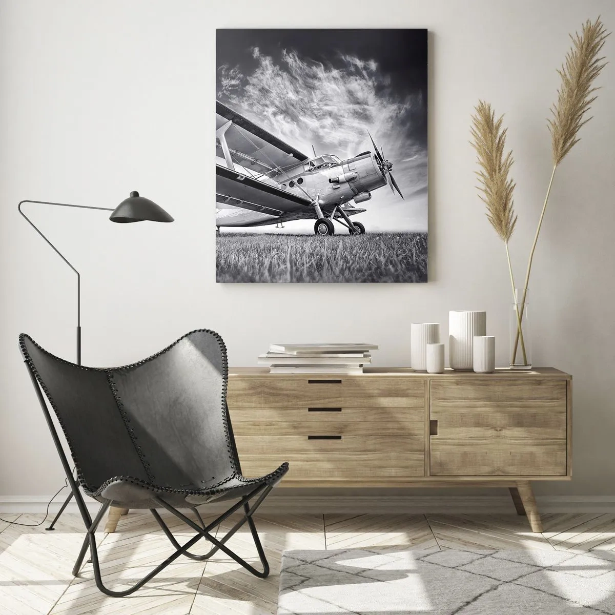Glasbild - Bild auf glas - Ein Flugzeug vor einem dramatischen Himmel in Schwarzweiß - 80x120cm - Der geflügelte Wanderer - Moderne Wanddekoration für Wohnzimmer und Schlafzimmer ARTTOR