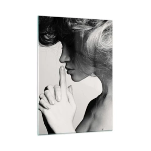 Glasbild - Bild auf glas - Eine Frau auf einem Schwarzweißfoto, die mit Gesten um Ruhe bittet - 50x70cm - Auf sich selbst hören - Moderne Wanddekoration für Wohnzimmer und Schlafzimmer ARTTOR
