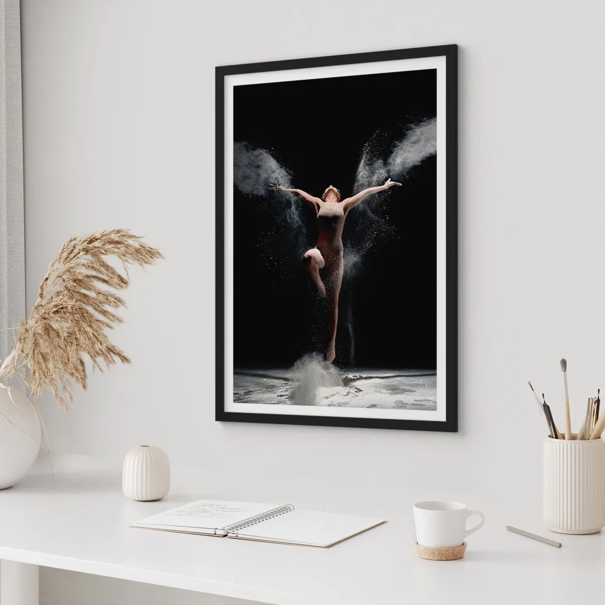 Poster in einem schwarzem Rahmen - Eine Tänzerin in einer Staubwolke vor schwarzem Hintergrund - 50x70cm - Elfen existieren - Moderne Wanddekoration für Wohnzimmer und Schlafzimmer ARTTOR