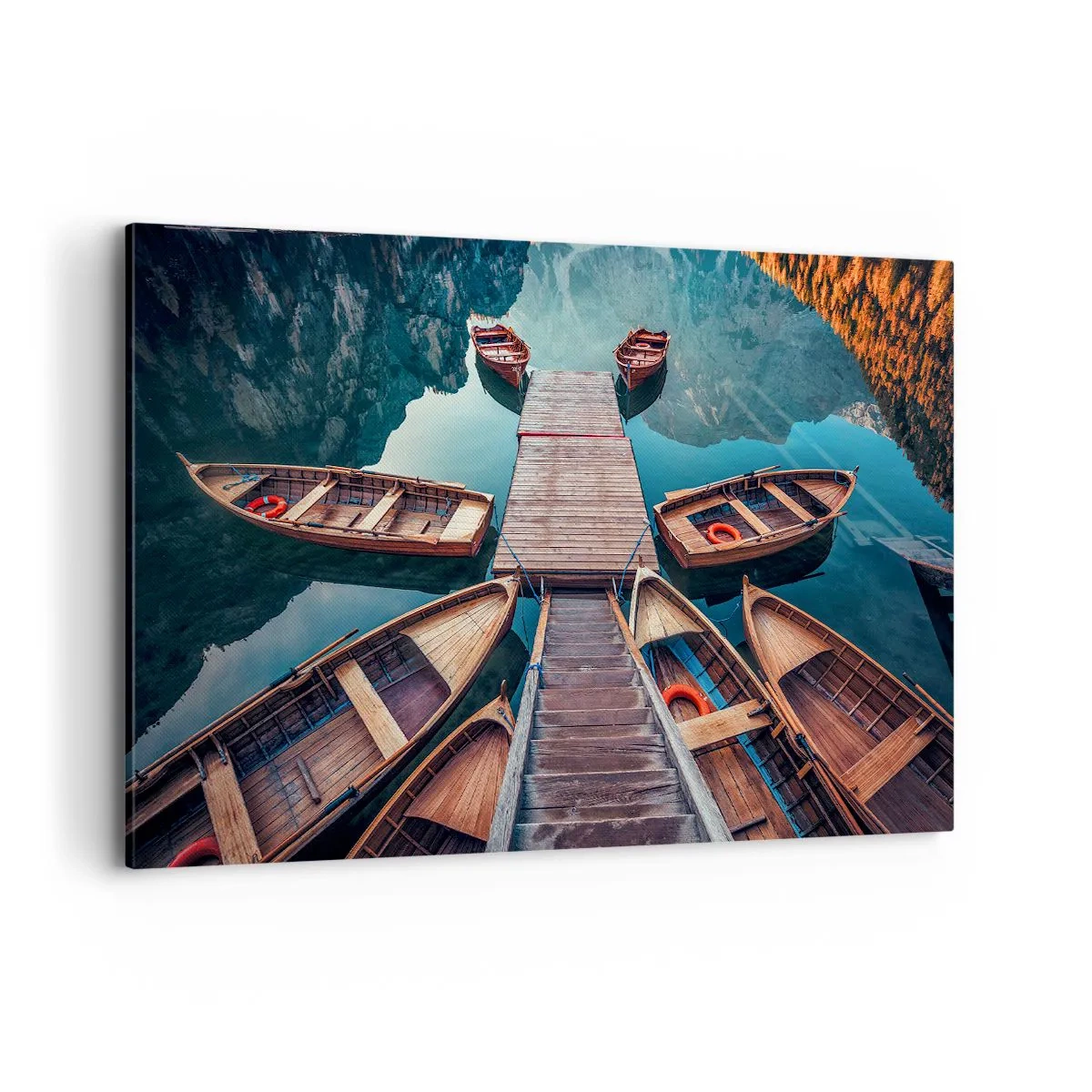 Bild auf Leinwand - Leinwandbild - Holzboote an einem Pier an einem Bergsee - 120x80cm - Ich warte am Yachthafen - Moderne Wanddekoration für Wohnzimmer und Schlafzimmer ARTTOR