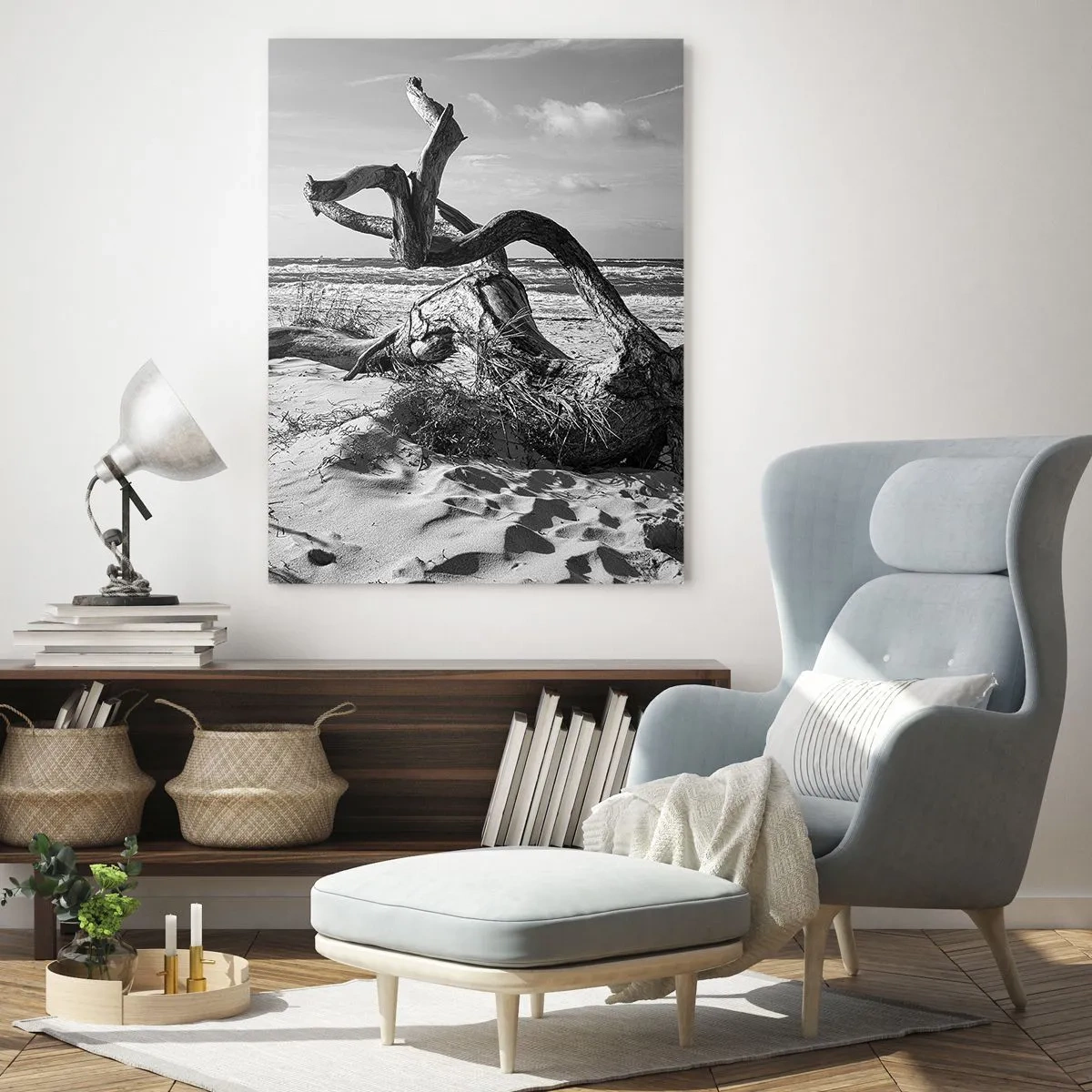 Glasbild - Bild auf glas - Eine schwarz-weiße Landschaft mit einem heruntergefallenen Ast an einem Strand am Meer. - 50x70cm - Meeresskulptur - Moderne Wanddekoration für Wohnzimmer und Schlafzimmer ARTTOR