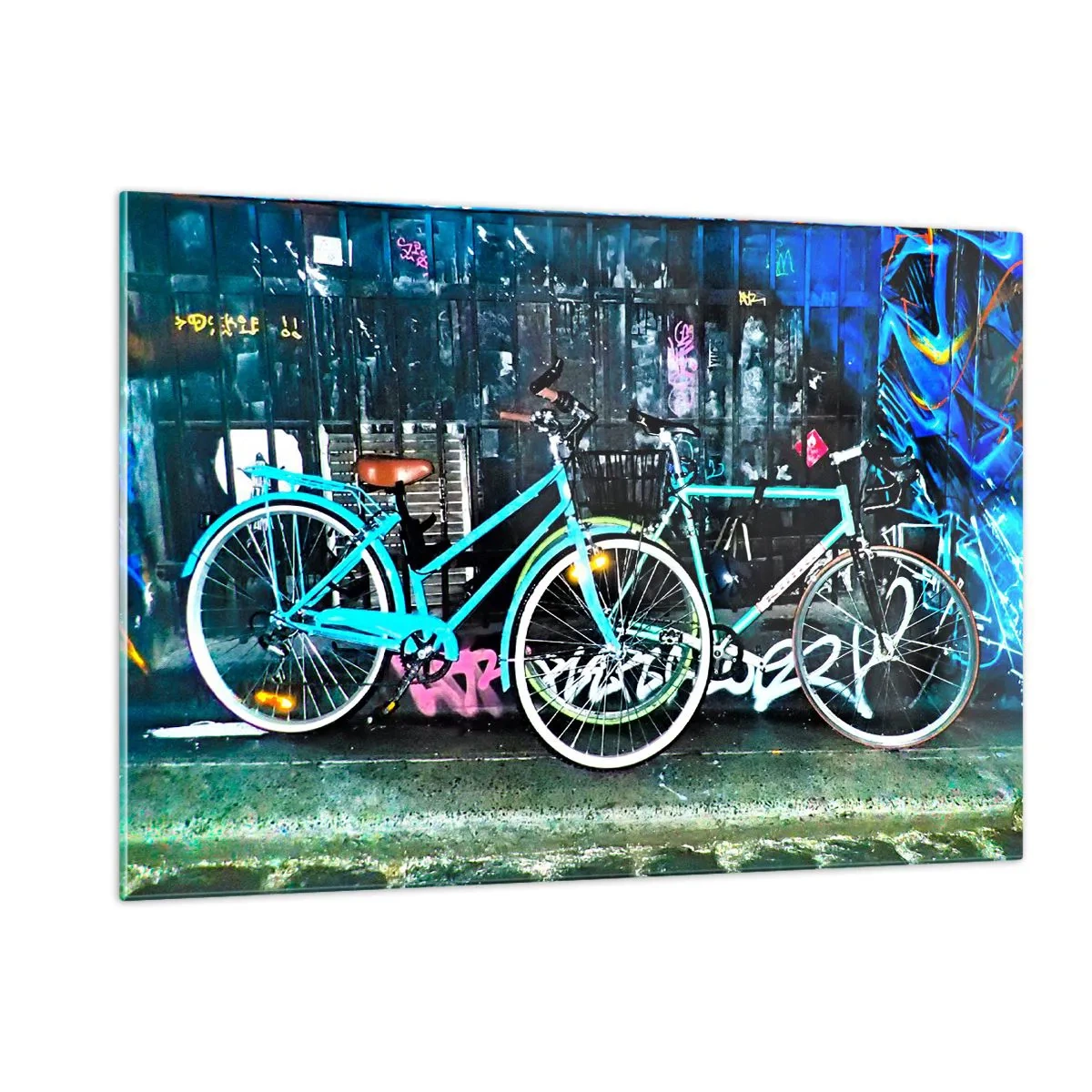 Glasbild - Bild auf glas - Ein Citybike vor Graffiti- und Neon-Atmosphäre - 120x80cm - Die Stadt ruft - Moderne Wanddekoration für Wohnzimmer und Schlafzimmer ARTTOR