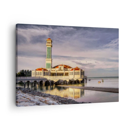 Bild auf Leinwand - Leinwandbild - Ein beeindruckendes Gebäude mit einem Minarett auf dem Wasser, umgeben von einer friedlichen Landschaft - 70x50cm - Tempel der Natur - Moderne Wanddekoration für Wohnzimmer und Schlafzimmer ARTTOR