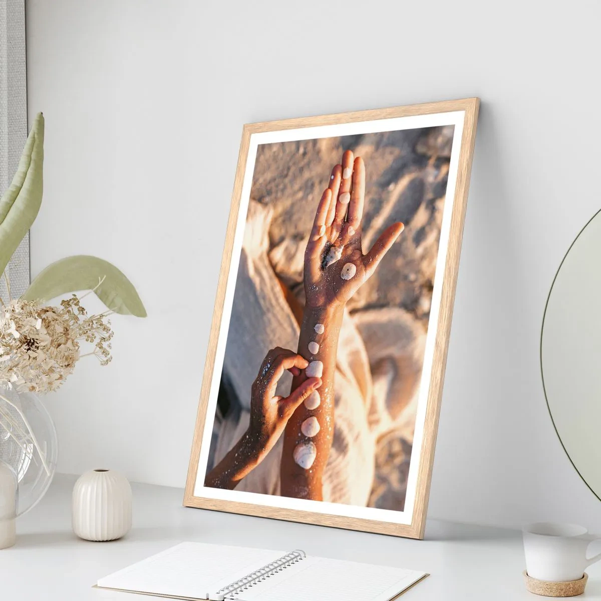 Poster in einem Rahmen aus heller Eiche - Schönheit an Ihren Fingerspitzen - 50x70 cm