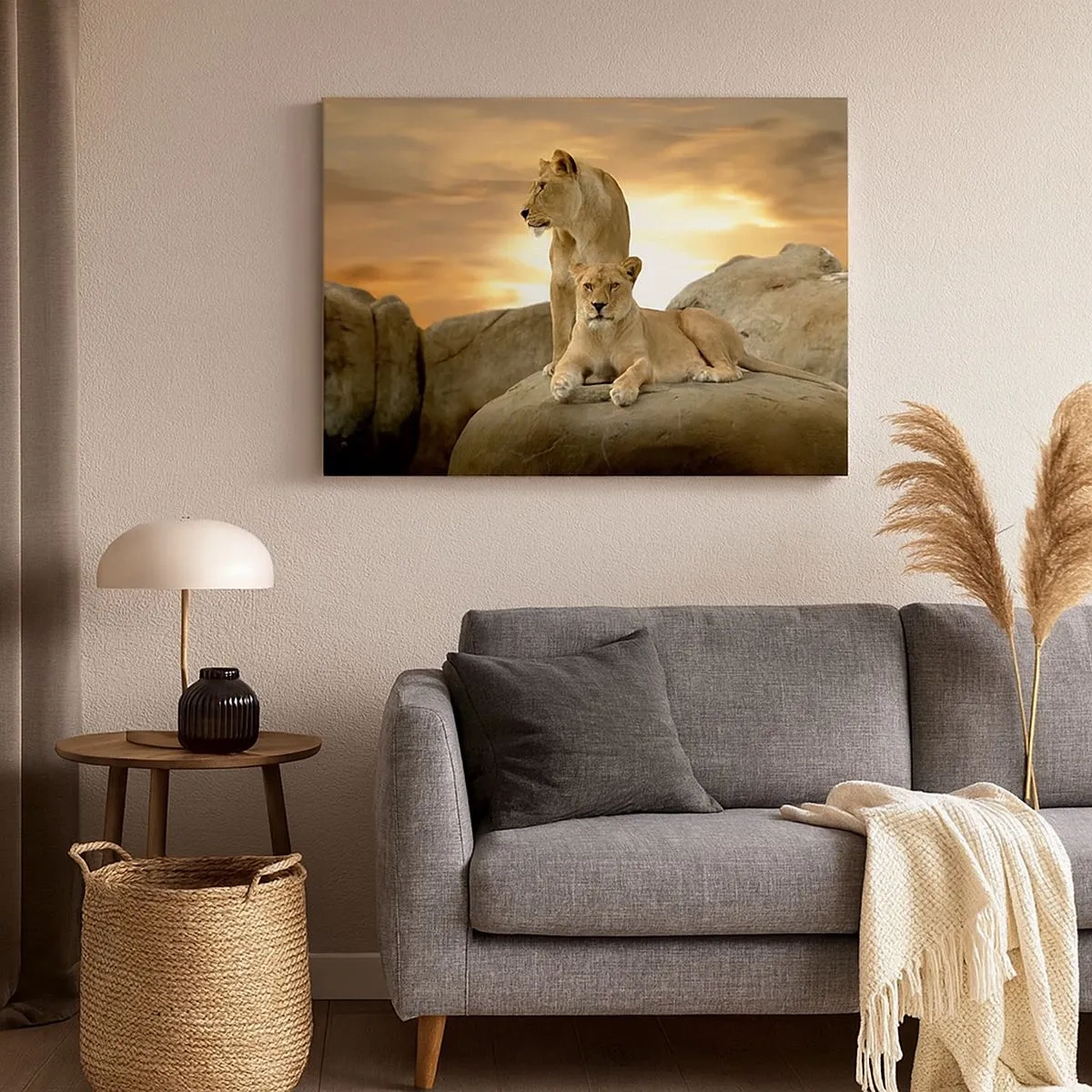 Bild auf Leinwand - Leinwandbild - Zwei Löwinnen ruhen bei Sonnenuntergang auf einem Felsen - 70x50cm - Königliche Majestät - Moderne Wanddekoration für Wohnzimmer und Schlafzimmer ARTTOR