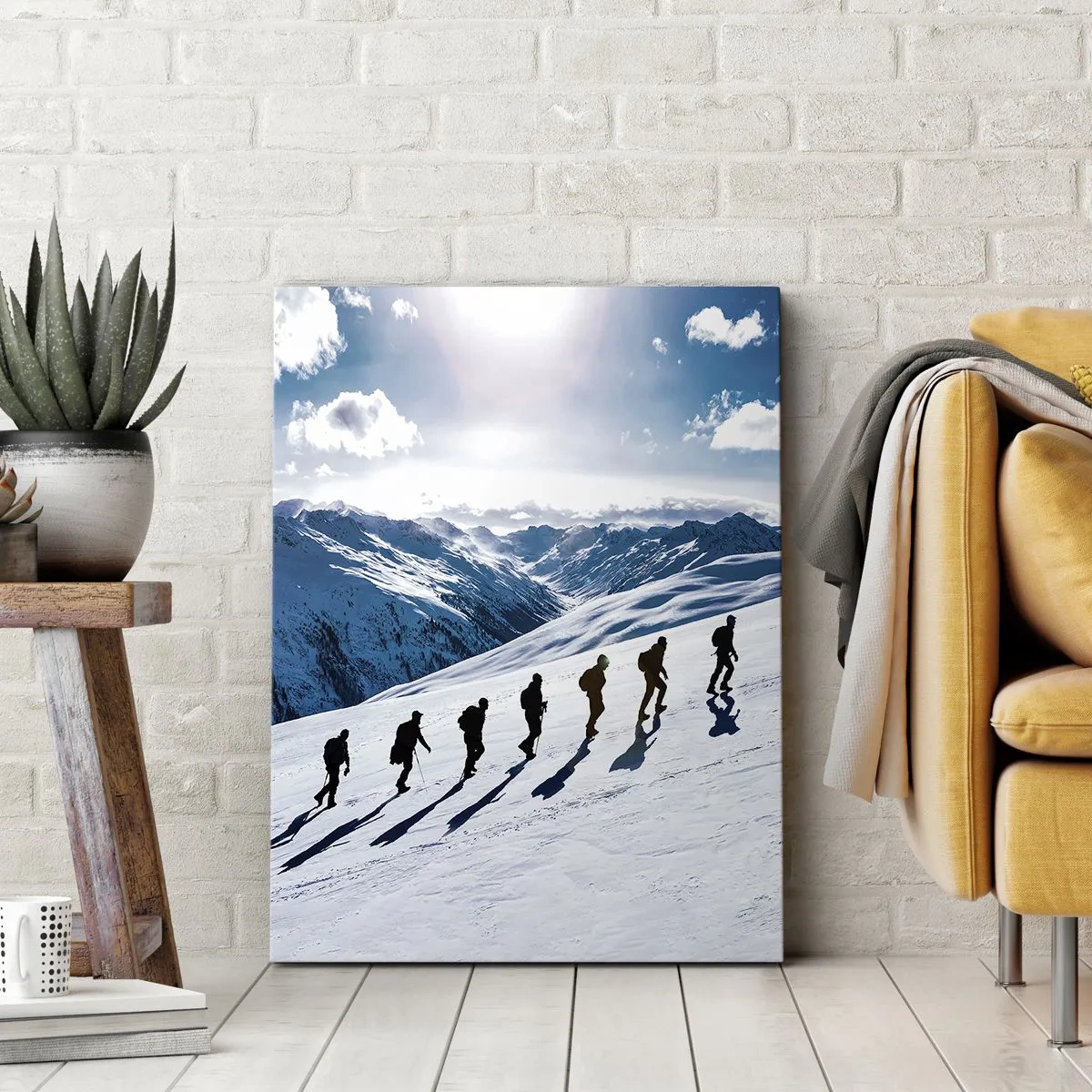 Bild auf Leinwand - Leinwandbild - Eine Gruppe von Bergsteigern wandert einen schneebedeckten Hang hinauf - 50x70cm - Das Team der Eroberer - Moderne Wanddekoration für Wohnzimmer und Schlafzimmer ARTTOR