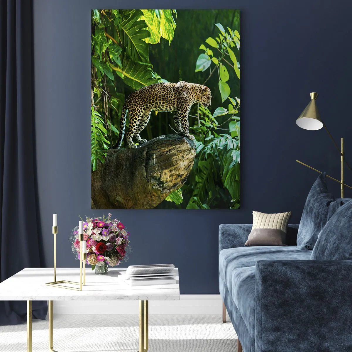 Glasbild - Bild auf glas - Ein Leopard steht auf einem Felsen, umgeben von tropischer Vegetation - 70x100cm - Auf die Jagd? - Moderne Wanddekoration für Wohnzimmer und Schlafzimmer ARTTOR