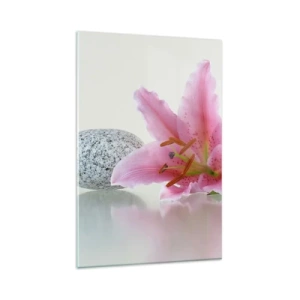Glasbild - Bild auf glas - Rosa Lilienblüte mit Steinen auf hellem Hintergrund - 80x120cm - Eine Studie in Pink, Grau und Weiß - Moderne Wanddekoration für Wohnzimmer und Schlafzimmer ARTTOR