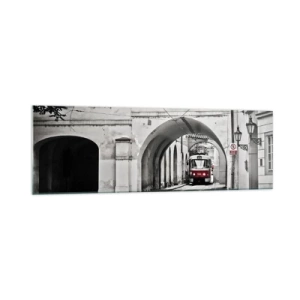 Glasbild - Bild auf glas - Eine schwarz-weiße Straßenbahn in einer historischen Stadtstraße - 160x50cm - Durch das Stadtlabyrinth - Moderne Wanddekoration für Wohnzimmer und Schlafzimmer ARTTOR