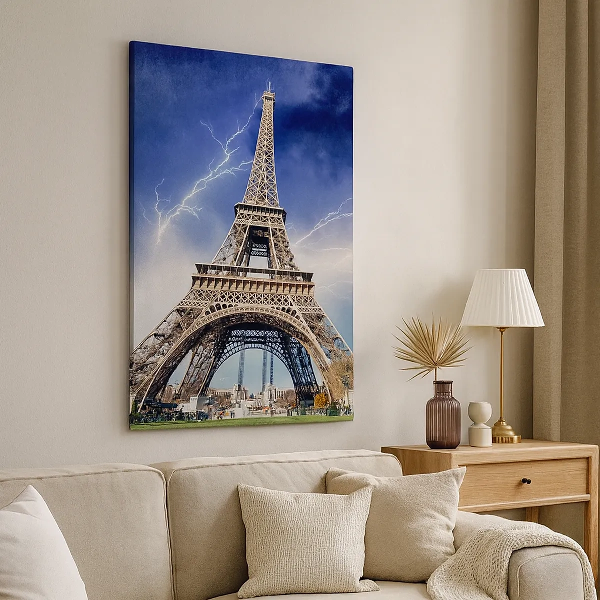 Bild auf Leinwand - Leinwandbild - Der Eiffelturm mit stürmischem Himmel und Blitzen im Hintergrund - 50x70cm - Herrscherin der Stürme - Moderne Wanddekoration für Wohnzimmer und Schlafzimmer ARTTOR