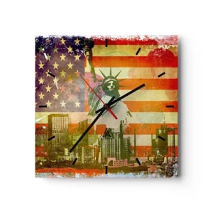 Wanduhr - Glasuhr - Die Freiheitsstatue vor dem Hintergrund der amerikanischen Flagge und der Skyline der Stadt - 30x30cm - Viva Amerika! - Moderne Wanddekoration für Wohnzimmer und Schlafzimmer ARTTOR