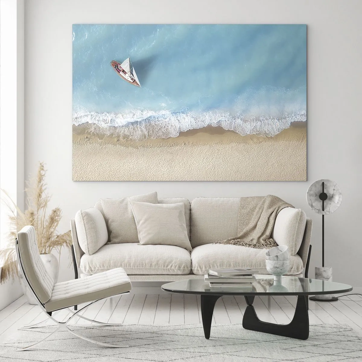 Glasbild - Bild auf glas - Ein Segelboot auf dem azurblauen Meer an einem Sandstrand - 70x50cm - An der Grenze von Blau und Gold - Moderne Wanddekoration für Wohnzimmer und Schlafzimmer ARTTOR