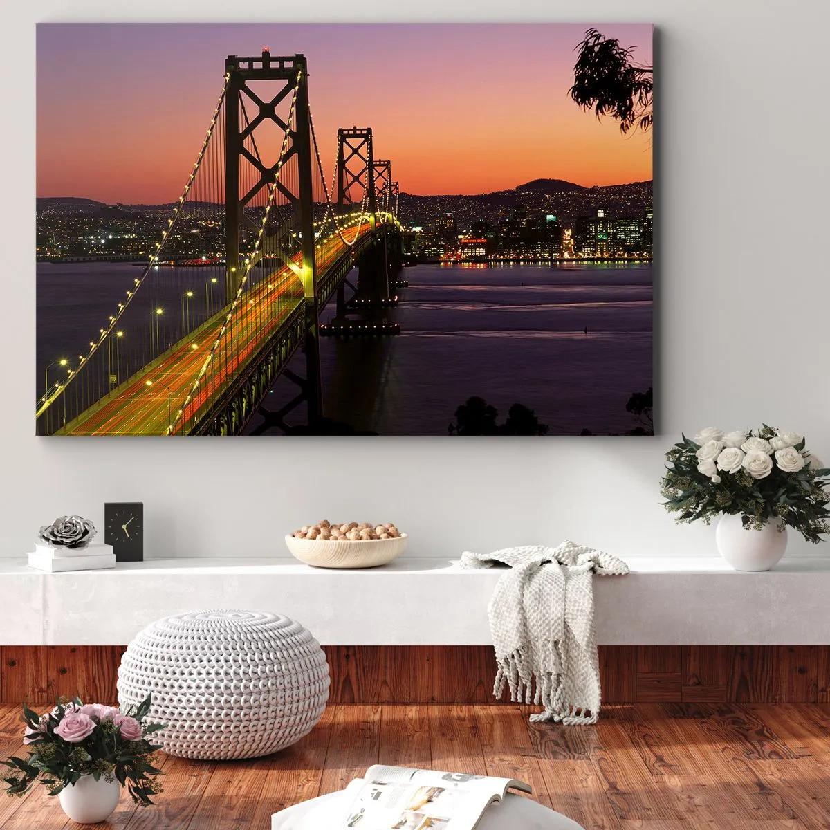 Bild auf Leinwand - Leinwandbild - Eine nachts beleuchtete Brücke über dem Wasser mit Panoramablick auf die Stadt - 120x80cm - Violetter Abend - Moderne Wanddekoration für Wohnzimmer und Schlafzimmer ARTTOR