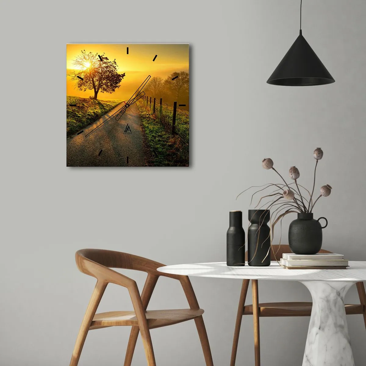 Wanduhr - Glasuhr - Eine malerische Straße bei Sonnenuntergang mit einem einsamen Baum im Hintergrund - 30x30cm - Honig-Nachmittag - Moderne Wanddekoration für Wohnzimmer und Schlafzimmer ARTTOR
