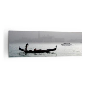Bild auf Leinwand - Leinwandbild - An einem nebligen Morgen gleitet eine Gondel über die Gewässer Venedigs und bietet einen Blick auf die Stadt. - 160x50cm - Eine fabelhafte Stadt aus Wasser und Nebel - Moderne Wanddekoration für Wohnzimmer und Schlafzimm