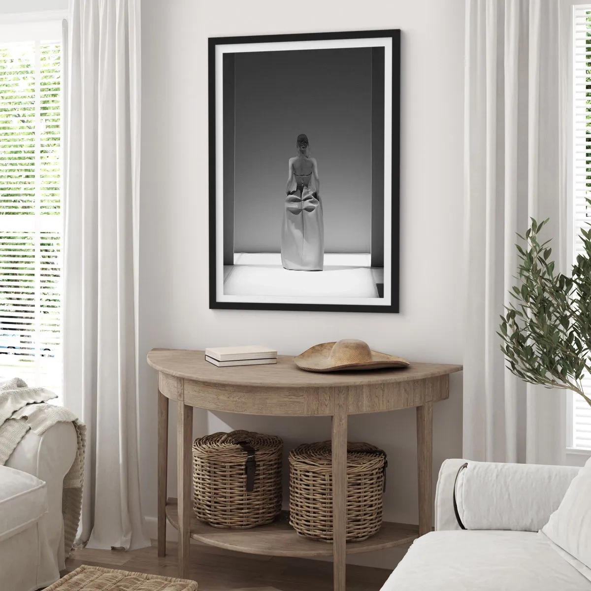 Poster in einem schwarzem Rahmen - Ein minimalistisches Schwarzweißfoto einer Frau auf dem Laufsteg. - 50x70cm - Raffinierte Einfachheit - Moderne Wanddekoration für Wohnzimmer und Schlafzimmer ARTTOR