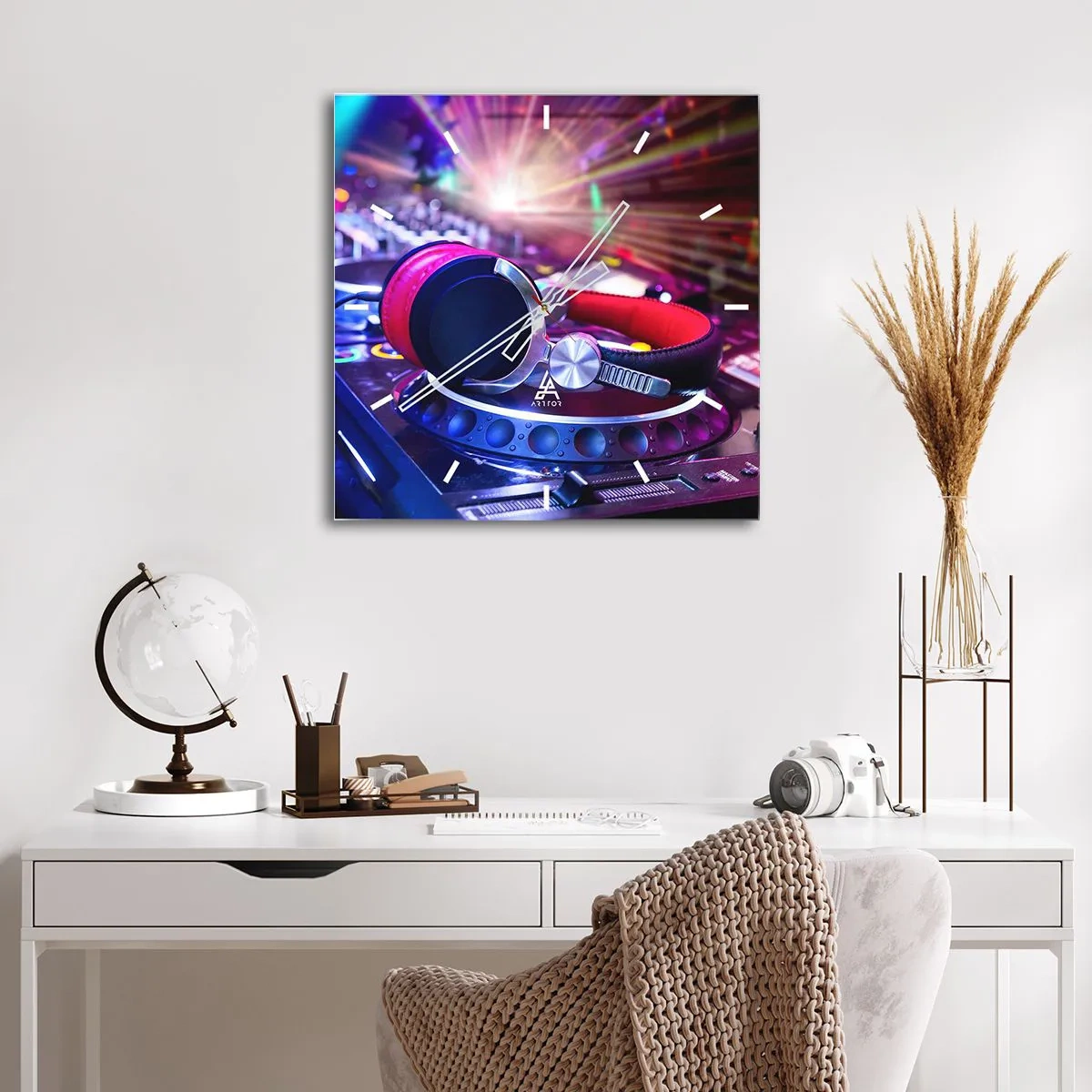Wanduhr - Glasuhr - DJ-Kopfhörer auf einer Konsole, die von Scheinwerfern auf einer Party beleuchtet wird - 30x30cm - Es wird, es wird passieren - Moderne Wanddekoration für Wohnzimmer und Schlafzimmer ARTTOR