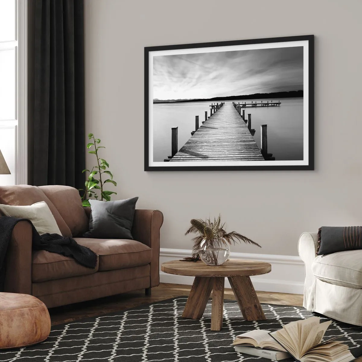Poster in einem schwarzem Rahmen - Ein schwarz-weißer Steg an einem ruhigen See - 70x50cm - An der Wasserstelle - Ruhe - Moderne Wanddekoration für Wohnzimmer und Schlafzimmer ARTTOR