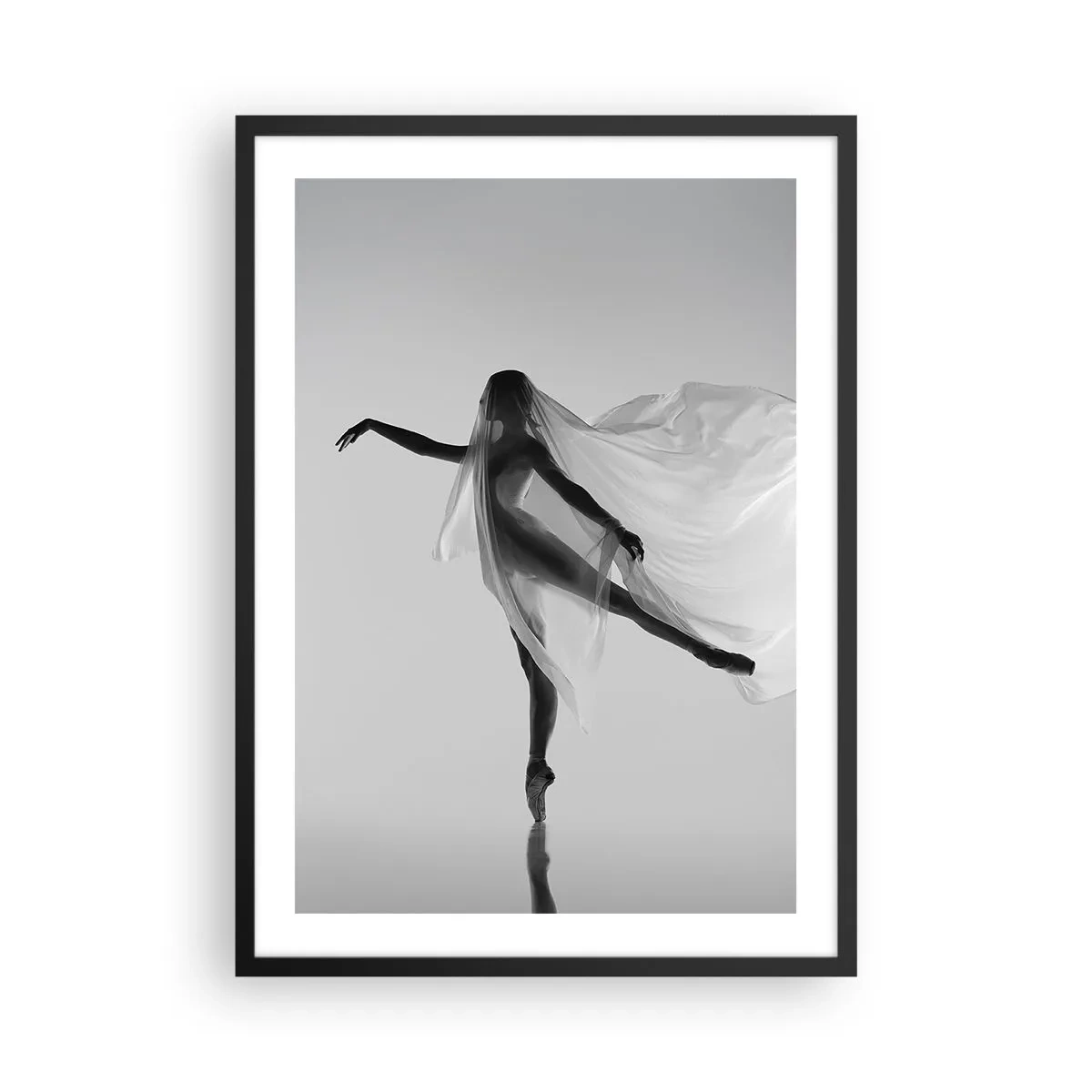 Poster in einem schwarzem Rahmen - Eine Tänzerin in einem luftigen Schleier in einer Schwarz-Weiß-Komposition - 50x70cm - Leichtigkeit und Anmut - Moderne Wanddekoration für Wohnzimmer und Schlafzimmer ARTTOR