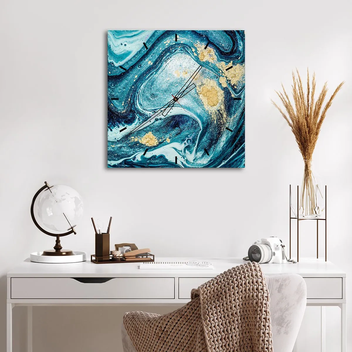 Wanduhr - Glasuhr - Eine abstrakte Komposition aus Wellen und goldenen Akzenten - 30x30cm - Blauer Wirbel - Moderne Wanddekoration für Wohnzimmer und Schlafzimmer ARTTOR