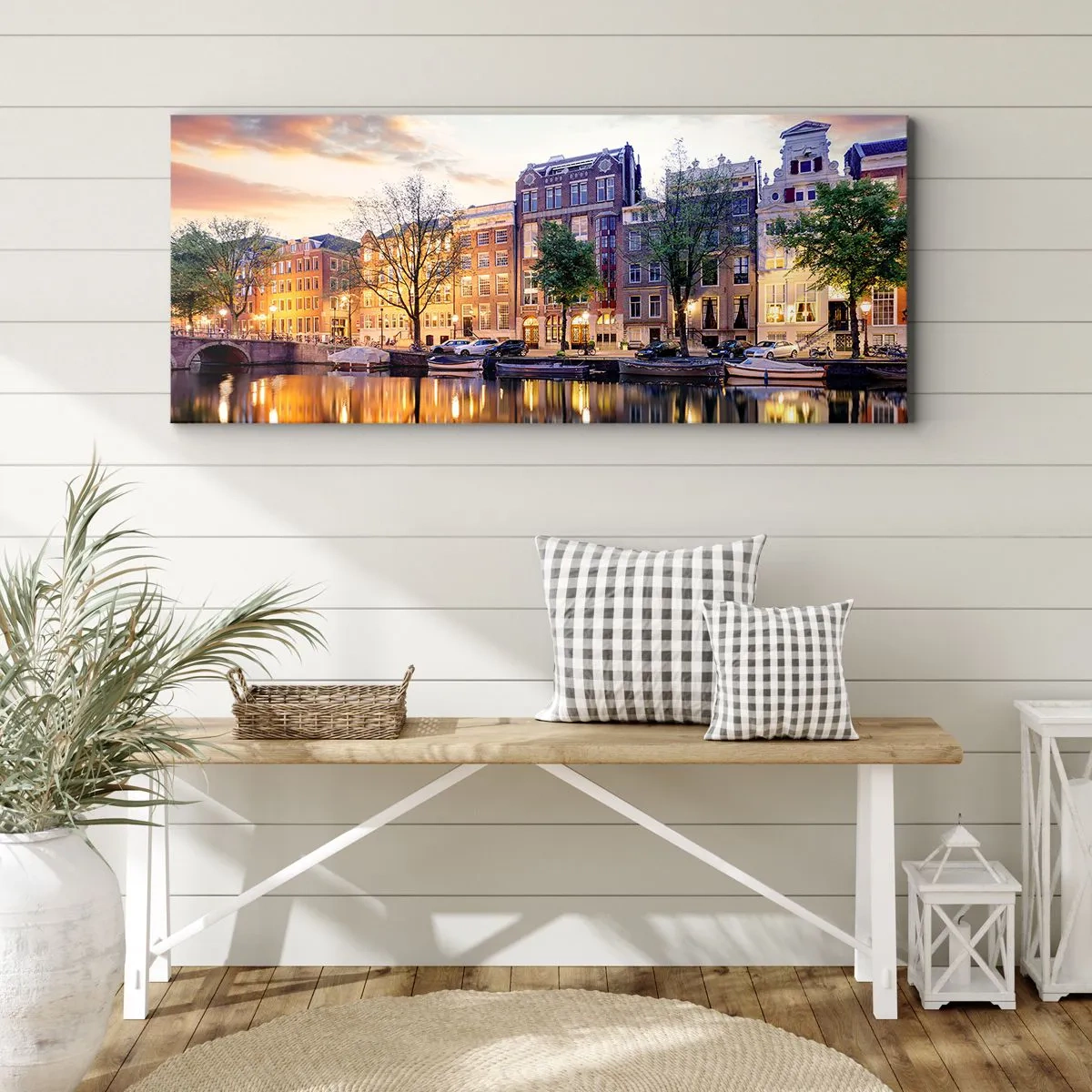 Bild auf Leinwand - Leinwandbild - Kanal mit Spiegelung von Mietshäusern im Abendlicht - 140x50cm - Zurückhaltende und gelassene niederländische Schönheit - Moderne Wanddekoration für Wohnzimmer und Schlafzimmer ARTTOR