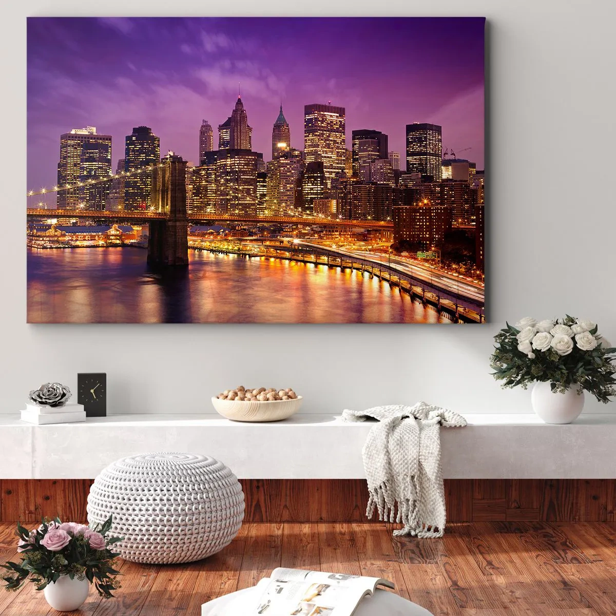 Bild auf Leinwand - Leinwandbild - Panorama der Stadt mit der Brücke im Abendlicht vor dem violetten Himmel - 70x50cm - Violett-goldenes Manhathann - Moderne Wanddekoration für Wohnzimmer und Schlafzimmer ARTTOR
