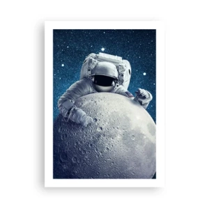 Poster - Ein Astronaut hält ein Stück Mond vor einem Sternenhimmel. - 50x70cm - Weltraumjoker - Moderne Wanddekoration für Wohnzimmer und Schlafzimmer ARTTOR
