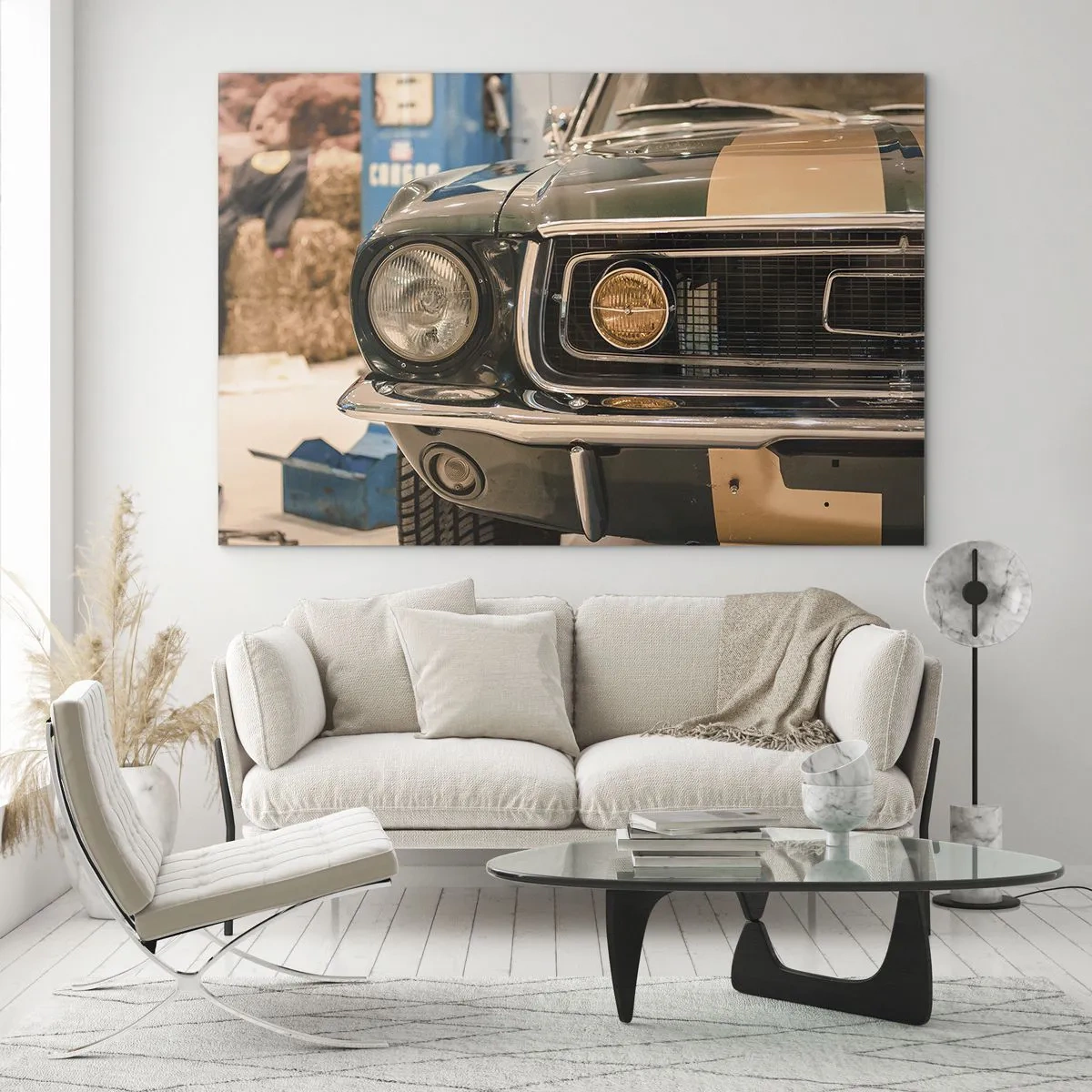 Glasbild - Bild auf glas - Nahaufnahme eines Oldtimers, Mustang, in einer Werkstatt - 100x70cm - Treffen mit einer Legende - Moderne Wanddekoration für Wohnzimmer und Schlafzimmer ARTTOR