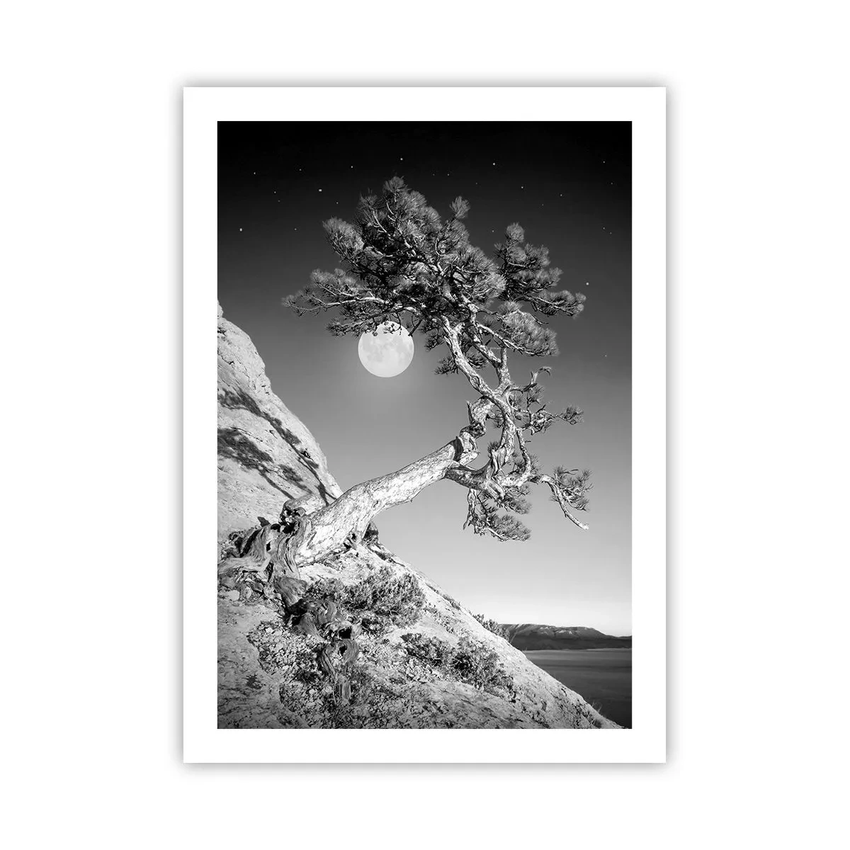 Poster - Ein einsamer Baum auf einem Hügel mit einem Vollmond im Hintergrund, eine Nachtlandschaft - 50x70cm - Siegreiche Kämpferin - Moderne Wanddekoration für Wohnzimmer und Schlafzimmer ARTTOR