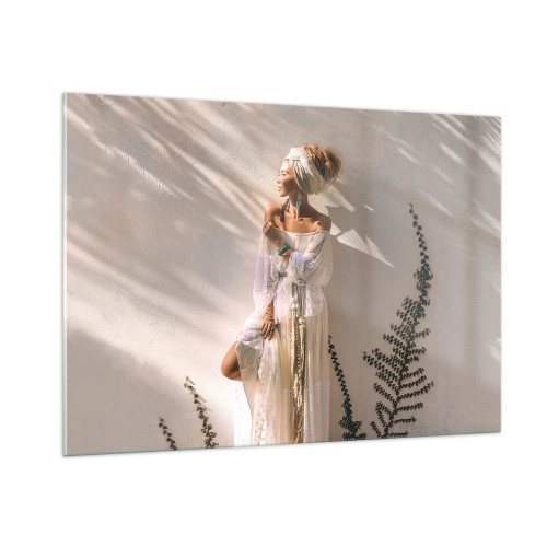 Glasbild - Bild auf glas - Eine Frau im Boho-Stil vor dem Hintergrund einer hellen Wand und Pflanzenschatten - 100x70cm - Die Sonne und das Mädchen - Moderne Wanddekoration für Wohnzimmer und Schlafzimmer ARTTOR